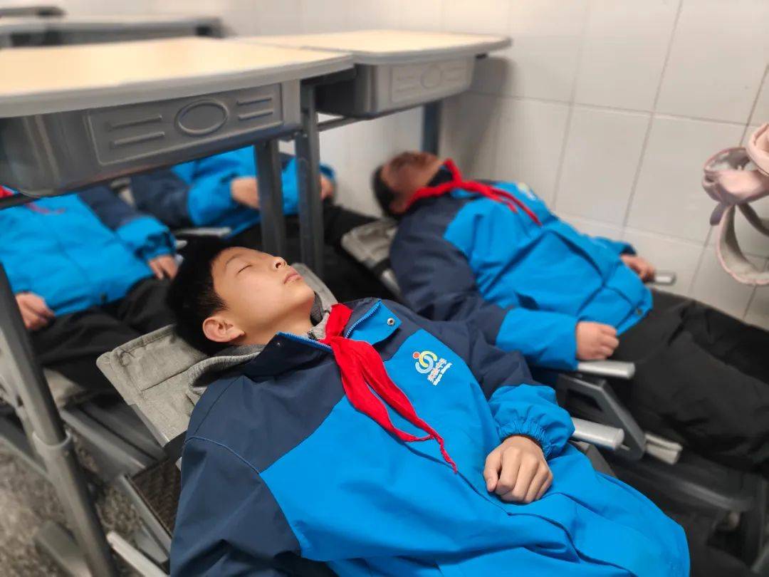 中小学生午休课桌椅“国标”出台中小学生午休课桌椅国标出台，助力学生健康午休