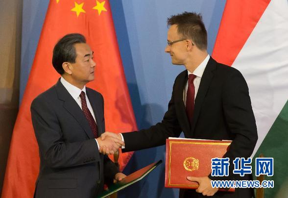 王毅送匈牙利外长一双国产跑鞋王毅送匈牙利外长一双国产跑鞋，文化交流的暖心之举