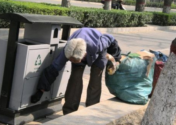 老人捡垃圾成瘾老人捡垃圾成瘾，背后的故事与社会的思考