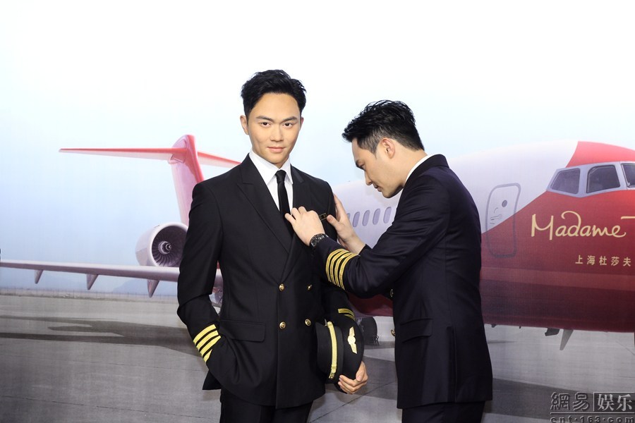 张智霖高铁上主动帮乘客抬行李张智霖高铁上的暖心之举，主动帮乘客抬行李